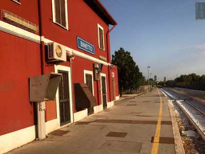 �Alla fine non possiamo lamentarci - sottolinea Domenico-. Le attivit� di prima necessit� ci sono tutte: la farmacia, la scuola primaria e secondaria di primo grado, la posta, la stazione